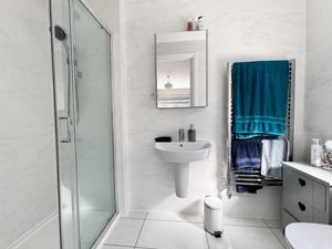 Ensuite_88VV- click for photo gallery